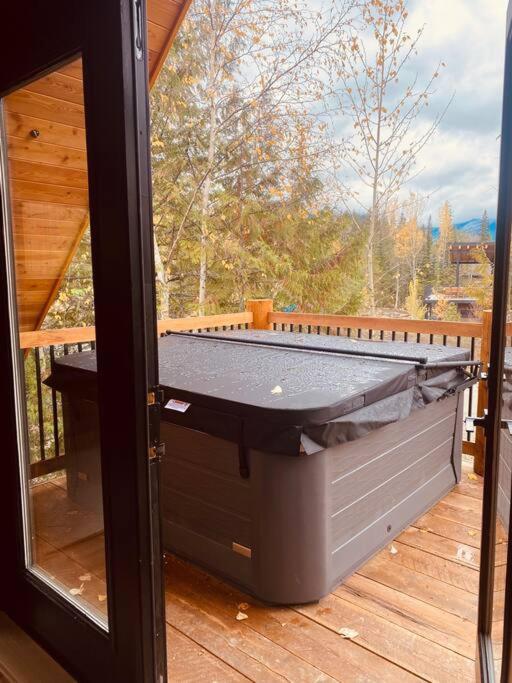 Ski-In Chalet: Private Hot Tub, Bonus Bunk House Fernie Exterior photo