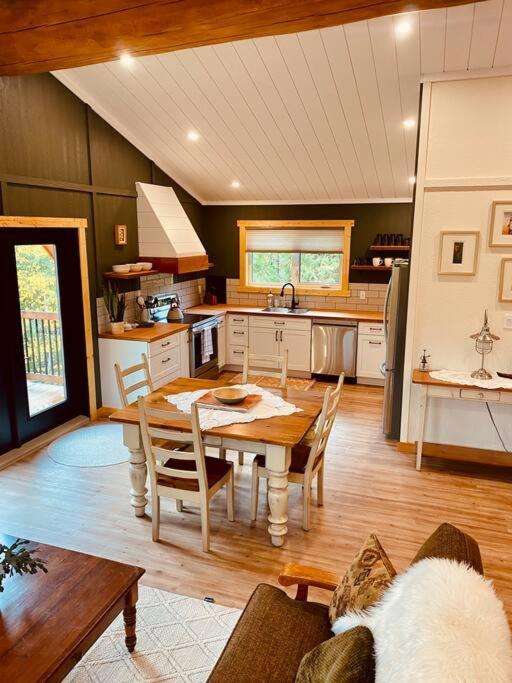 Ski-In Chalet: Private Hot Tub, Bonus Bunk House Fernie Exterior photo